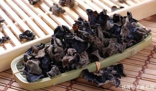  木耳|凉拌木耳，木耳先焯水就错了，难怪不脆不入味，大厨：这样做才对