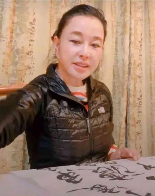 不服老|刘晓庆终于敢晒未修图,爬满皱纹的脸是松垮,比刻意扮嫩漂亮!