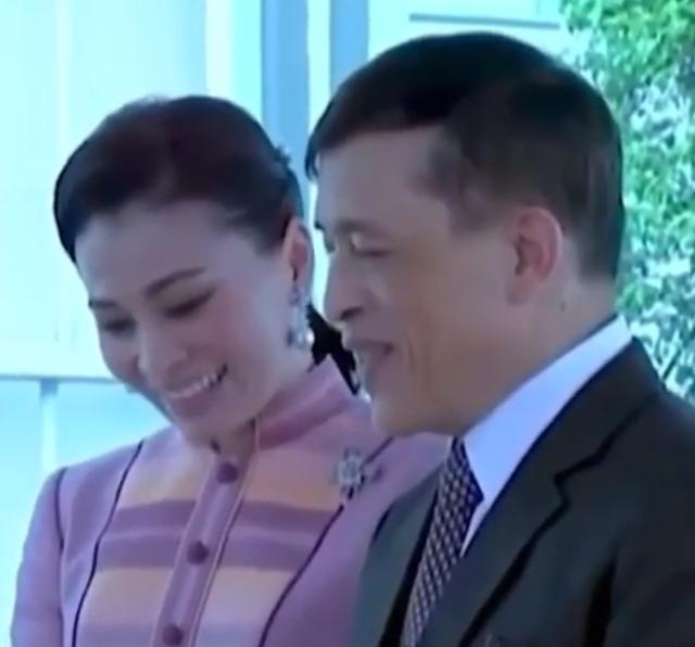 露出|42岁苏提达越来越年轻，挺直腰杆露出小女人神态，泰王看了笑嘻嘻