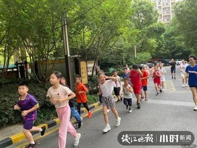  妈妈|“我们小区出名了！”杭州妈妈晒了个视频，群里炸锅：我要搬去做邻居