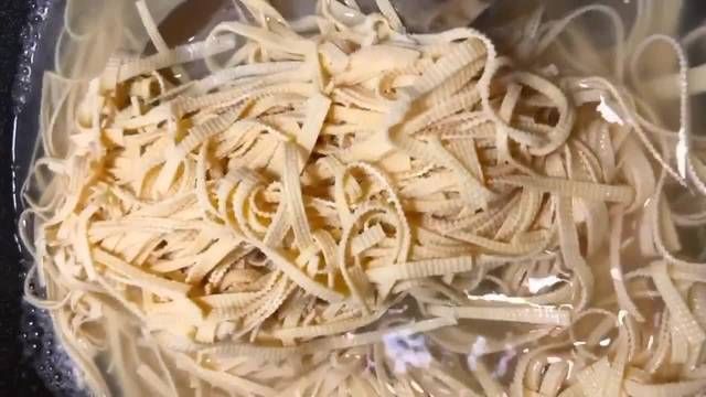 清脆|炝拌干豆腐丝,酸辣开胃清脆爽口,东北人从小吃到大的凉拌菜