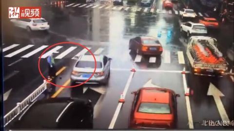  过路|金华交警遭遇过路司机“霸道总裁式”送伞