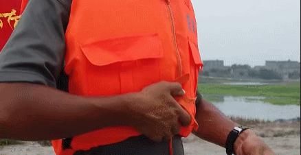  救生圈|新装备保障解放军抗洪安全 5厘米腰带可瞬间变成救生圈