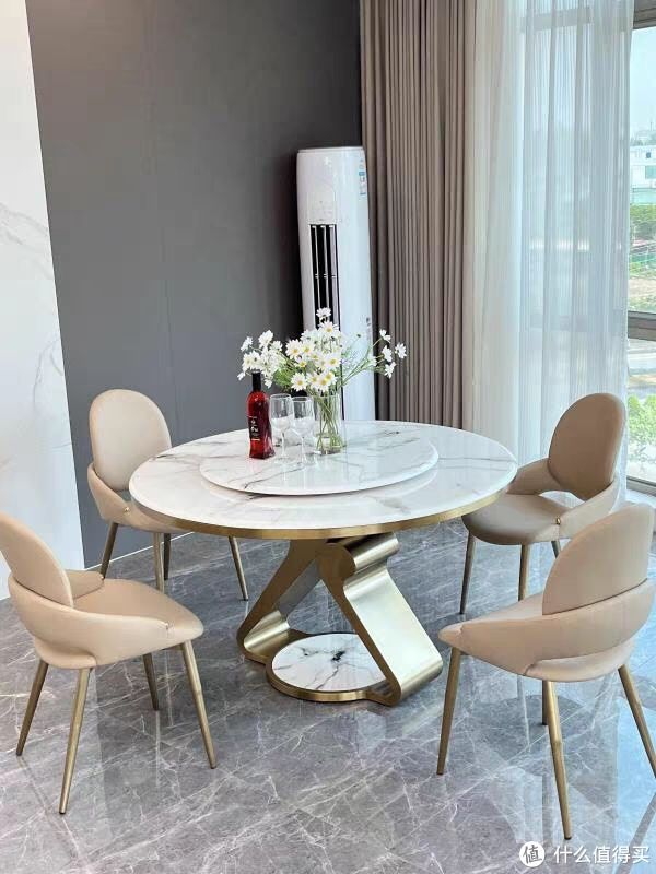 在现代家居设计中，餐桌是一个非常重要的家具。