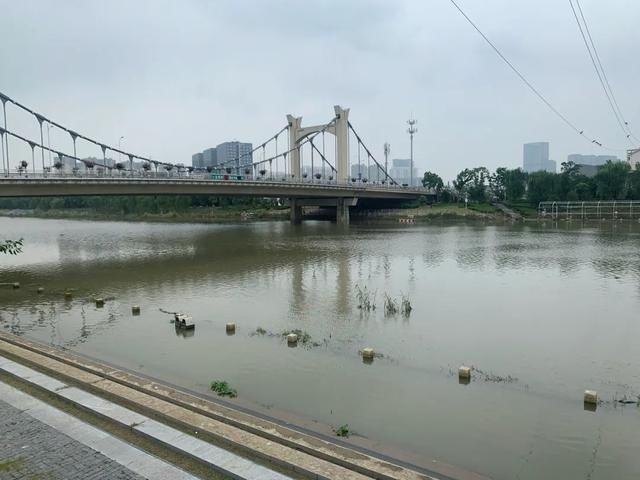  秦淮河|秦淮河大堤上的违建，到底谁知情谁负责？