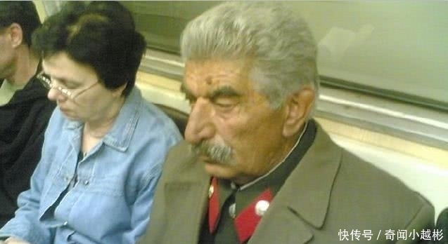 照片|为什么俄罗斯被称为战斗民族?看完这组地铁照片后,任何人都想拍下来