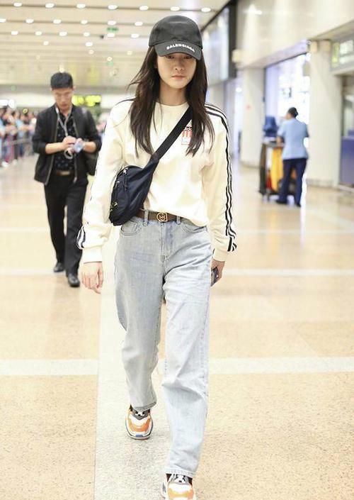  天壤之别|李沁跟助理下楼梯，看腿才知明星与素人的差距，简直是天壤之别！