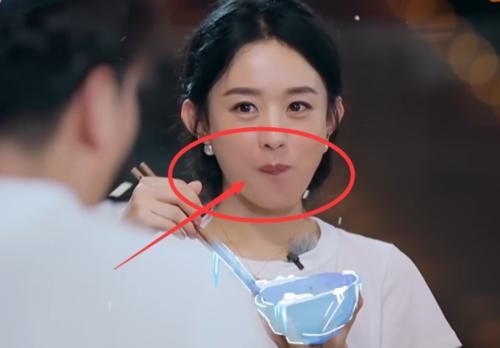  到底|节目滤镜到底有多重？赵丽颖大口吃饭，看清她脱妆后的唇色，懵了