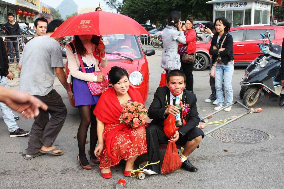 练家子|婚闹者强按新娘磕头，哪知新娘是个“练家子”，结果惨了