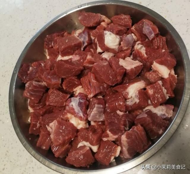 入味|炖牛肉时，最忌先焯水，教您一招，牛肉软烂又入味，不腥也不柴