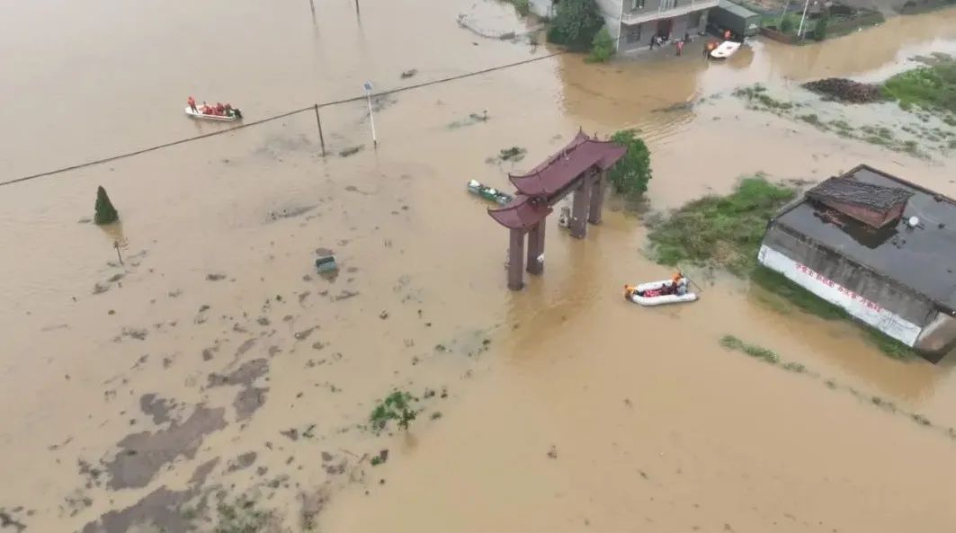 江西多地遭遇特大暴雨，武警紧急驰援！