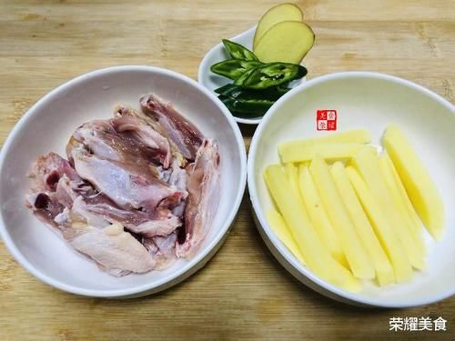  香嫩|原来鸡翅还可以这样做，小孩爱吃下饭没压力，香嫩美味和土豆最配