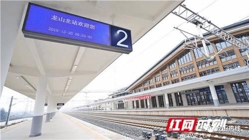  北站|龙山北站外，一女子因买错票失声大哭