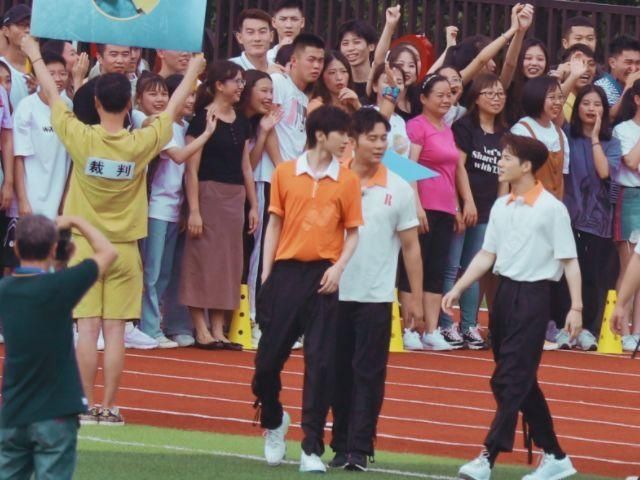  两人|当175的王嘉尔撞上184的蔡徐坤，相差9cm的两人，腿长让人意外