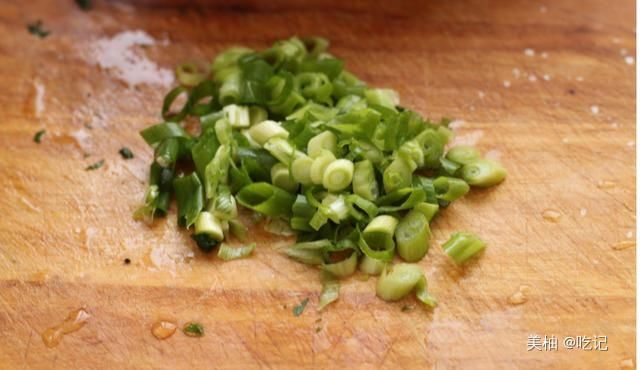  好吃|以后这种蔬菜叶子不要再扔了，用来煎饼，营养高，比鸡蛋饼好吃