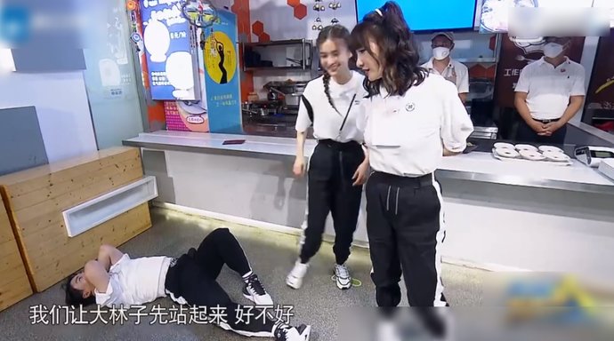  没错|郭麒麟被姐姐们围堵，看清baby的反应后，是暖心大姐姐没错了