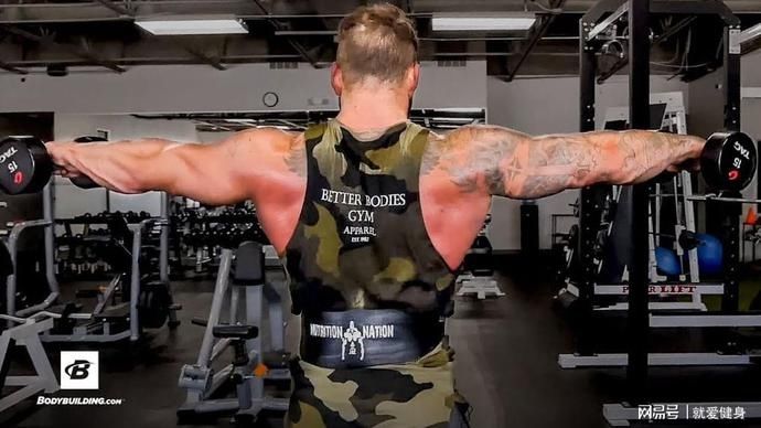  三角肌|别把窄肩怪在基因上，高手靠这些方法把它练宽！