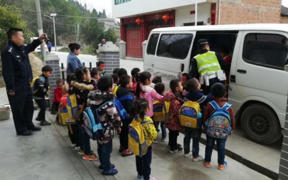  面包车|核载7人面包车被查，车上载有13名壮汉，司机边开车还边打电话