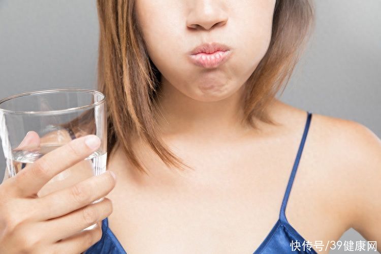 晨起喝一杯温水等于喝细菌的说法(晨起喝杯水等于喝细菌？提醒：起床后别急着做这3件事，没好处)
