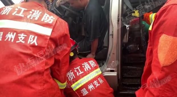  面包车|雷雨天车辆追尾1人被困 消防人员迅速营救