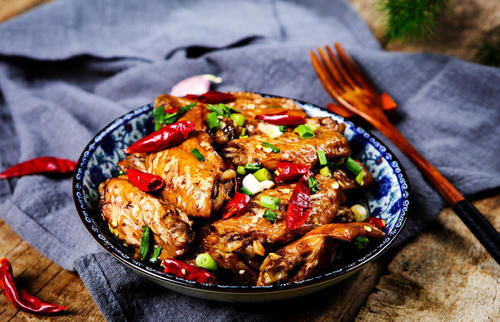 下饭|周日做锅麻辣鸡翅中,下饭家常菜也是零食,做法简单,新手零失误