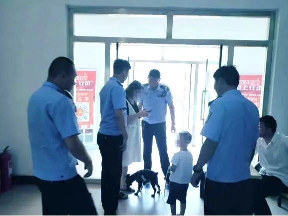  集市|男孩集市走失，好心民警助其回家