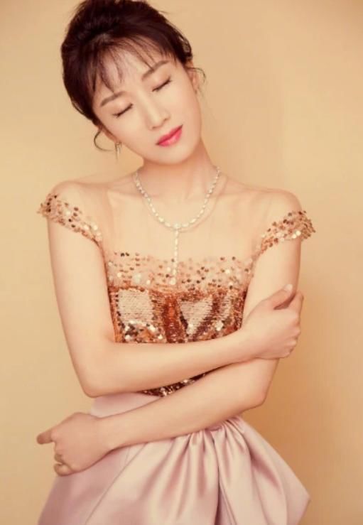 李念|李念穿衣真有气场，165身高只不过穿了高腰盖脚裙，女模范尽显