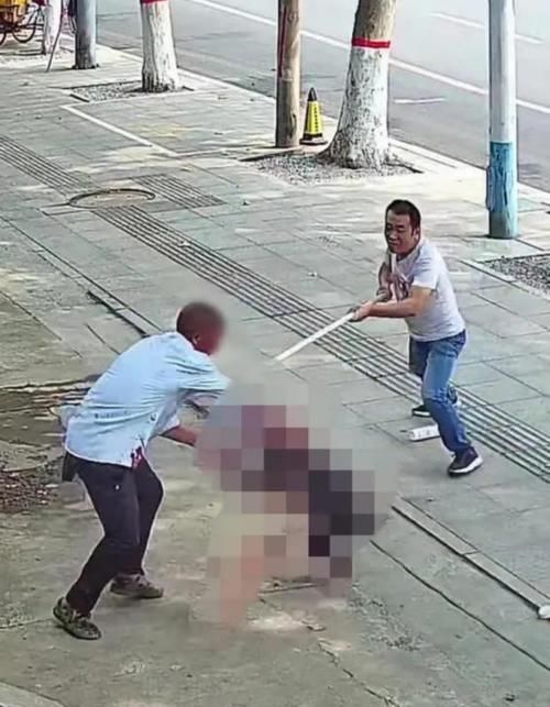 店主|男子当街行凶，路边店老板挺身而出，成功将其制服