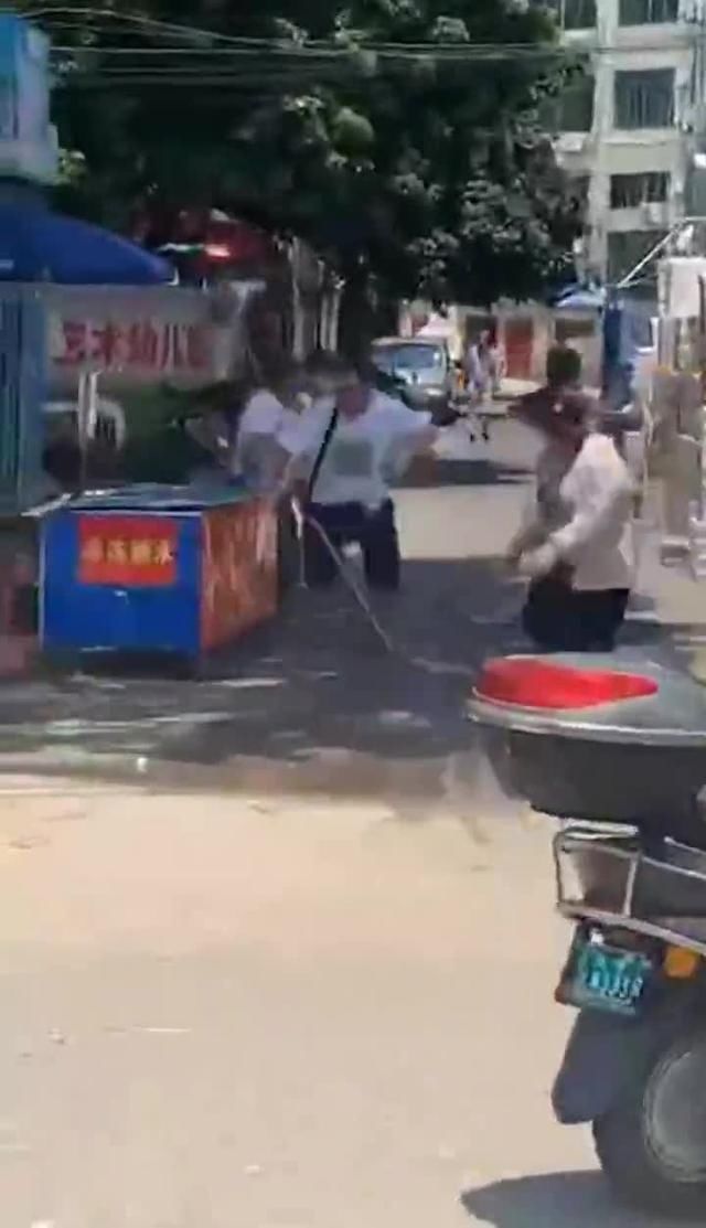  摊位|因摊位纠纷，北海3名摊贩持菜刀铁棍当街互殴