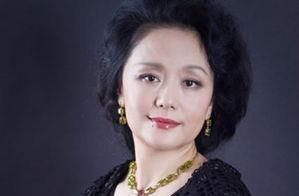 单身|参加节目被乐嘉“突吻”,戏中演寡妇,今66岁依旧单身