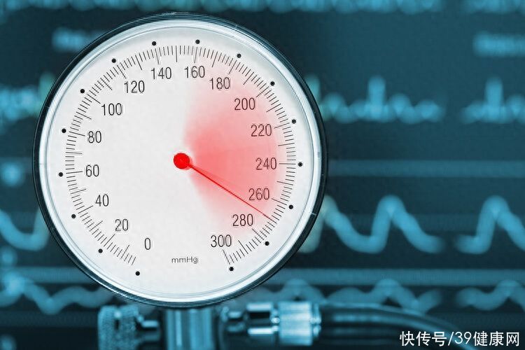 山楂与什么泡水喝降血压最好(山楂不但能降血压，还能抗癌？生吃好还是泡水喝好？答案来了)