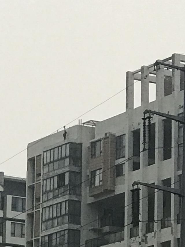  半小时|被情所困男子欲跳28楼，民警耐心劝解半小时救下