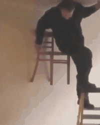  孩子|爆笑GIF：孩子在旁边看着呢？你这么大了怎么还坐呢？