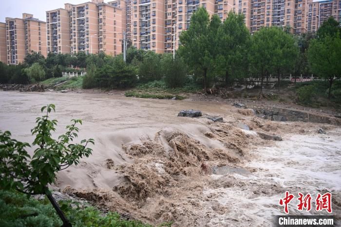 直击北京大暴雨：发生小规模山洪 已致2人遇难