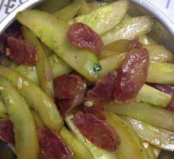  黄瓜|教你家常好吃的腊肠炒黄瓜，营养美味能解馋，上桌一盘根本不够吃