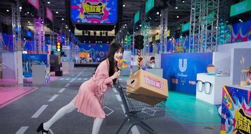  连衣裙|郑爽穿粉色连衣裙配白色长袜甜美温柔，手拿超大彩虹棒棒糖好俏皮