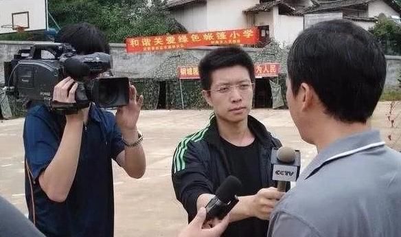  天团|央视主持天团年轻时什么样？康辉撒贝宁嫩成小鲜肉，董卿美到犯规