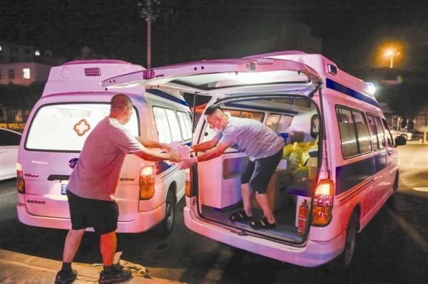  医护人员|医护人员在大连各采样点展开拉网式核酸检测