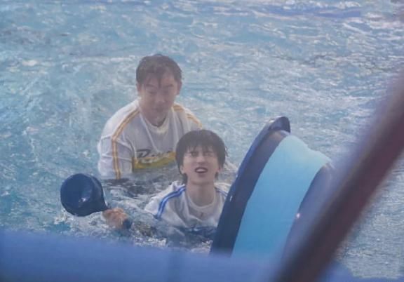 扛得住|蔡徐坤被郑恺按到水里,看到因遇水而“脱妆”的脸,这谁扛得住