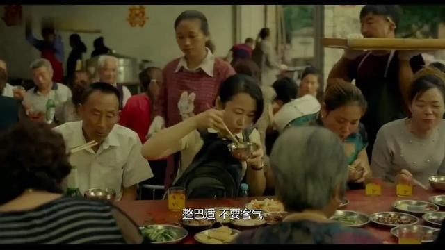 农村宴席|农村大妈酒席上独占整盘猪肘，遭质疑后怒怼：＂我花了100块钱！＂