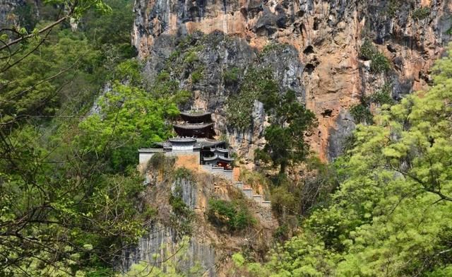居住|云南深山有座寺庙,建在悬崖上距今千年,独自居住着一位中年男子