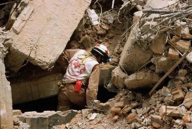  男子|教训惨痛！男子酒后趴地上呼呼大睡，一觉醒来右臂彻底残废