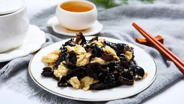 鲜嫩|炒木耳时,总是噼里啪啦响,大厨教你正确做法,鲜嫩又入味