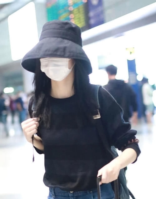  身材苗条|春夏穿长袖长裤身材苗条有型 戴渔夫帽不露正脸十分低调