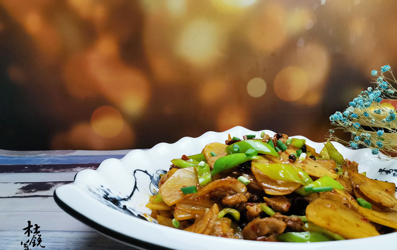  干锅|立秋来道硬菜贴秋膘，大厨分享地道干锅土豆做法，下酒又下饭