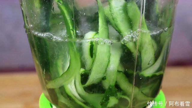 肉末黄瓜皮拌面|黄瓜不要凉拌了,教你花样吃法,做法简单吃着过瘾,汁都不剩