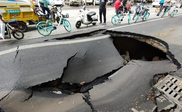  车辆|石家庄闹市突发塌陷，事发时恰缝早高峰，未造成人员和车辆损伤