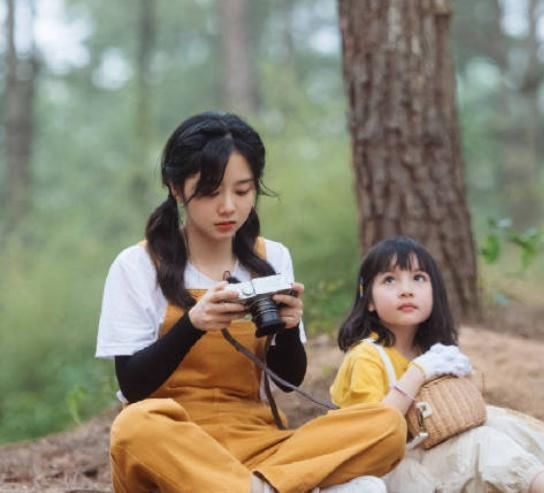 妈妈|小女孩对谭松韵说回家找妈妈,看清她下意识反应,粉丝太心疼