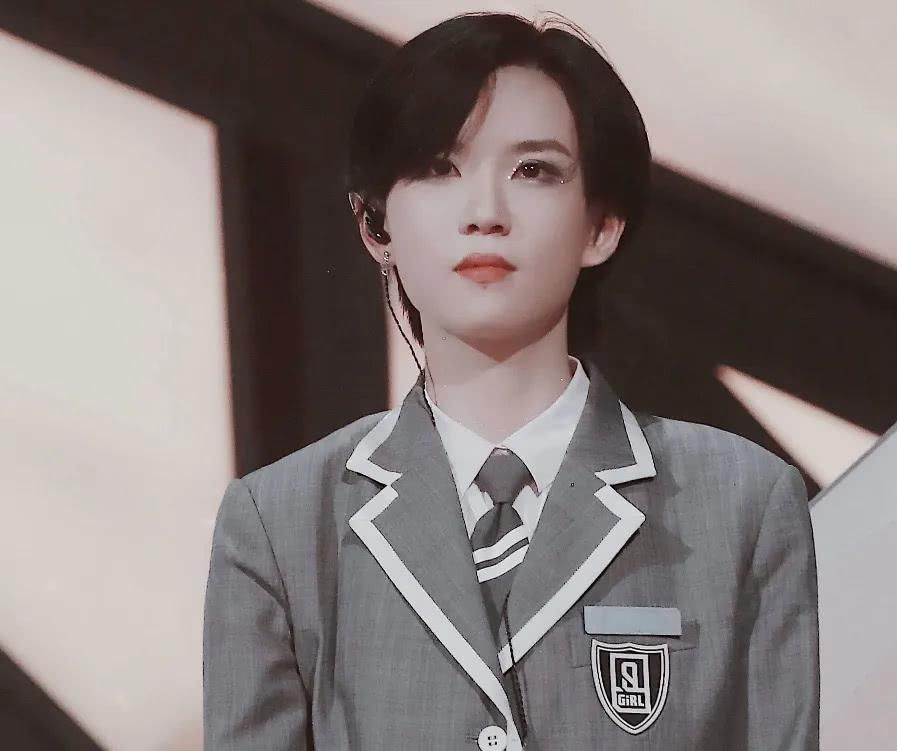  颜值|“黑马”陆柯燃晋级，帅气老板手机打call，颜值太高引网友热议：出道吗