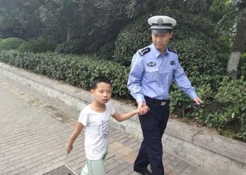  青岛|青岛一5岁小男孩迷路 崂山交警执勤中耐心救助